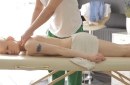 Khó chịu khi massage cho em gái lồn đẹp kích thích